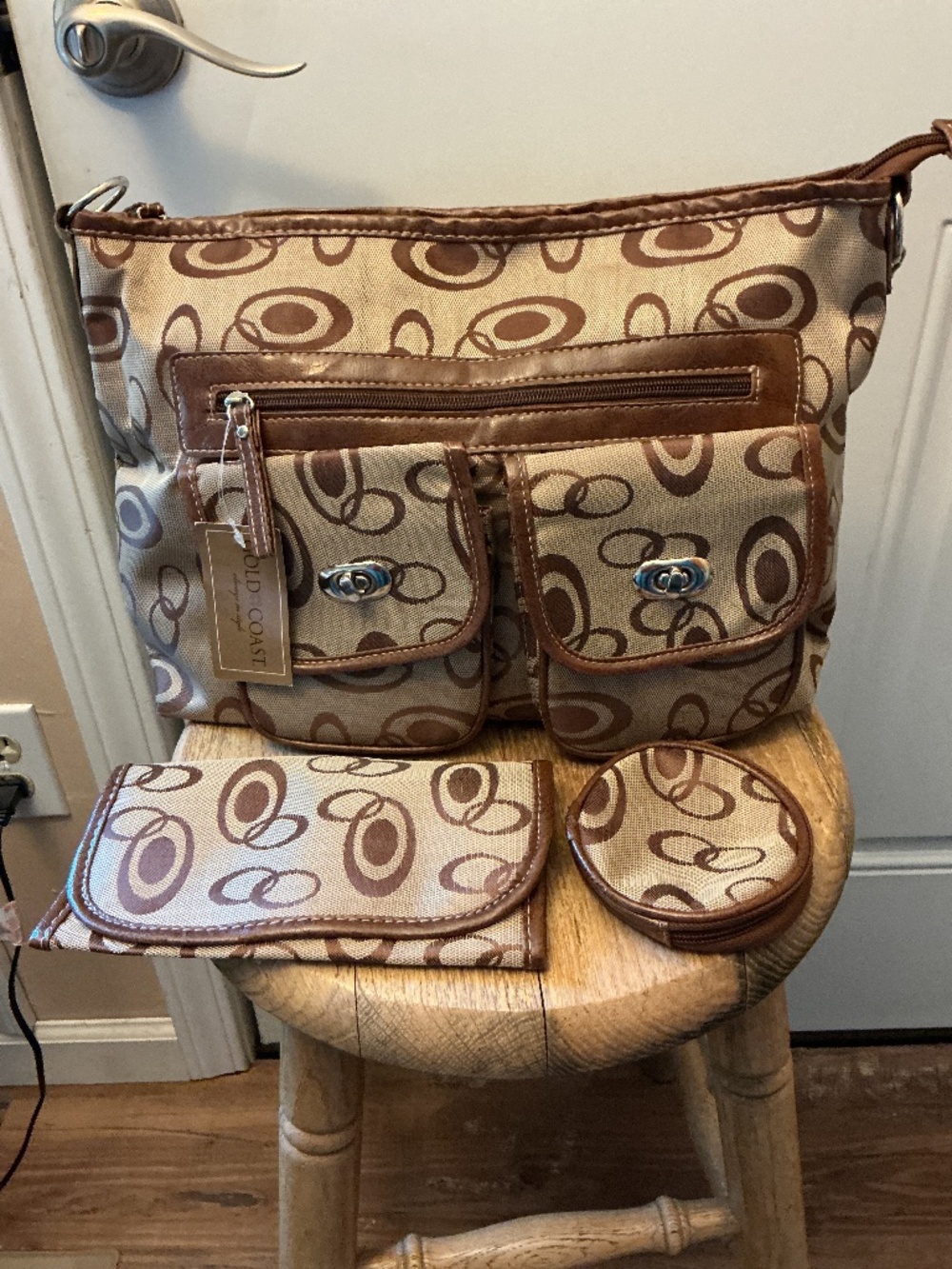 NEW WITH TAG GOLD COAST LADY'S SHOULDER BAG INCLUDING 2 PURSE SIZE OS.
